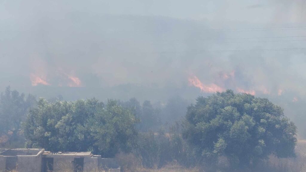 Λουτράκι: Αναζωπύρωση της φωτιάς – Εκκενώνονται Άγιος Χαράλαμπος και Πανόραμα