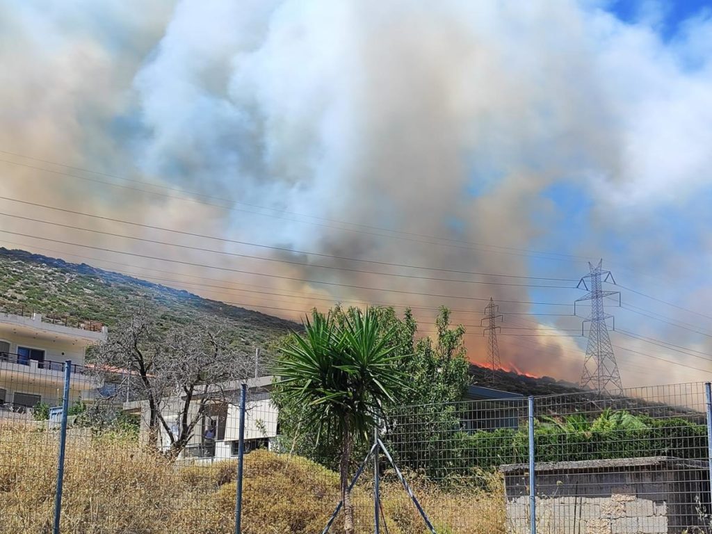 Φωτιά στον Κουβαρά: Κοντά στα σπίτια οι φλόγες- Τρίτο μήνυμα από το 112 (vid)