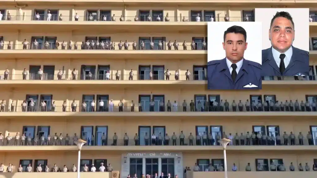 Συγκίνηση στο ΥΠΕΘΑ στην τελετή για τους δύο πιλότους – Το στρατιωτικό προσωπικό στάθηκε ακίνητο στα μπαλκόνια