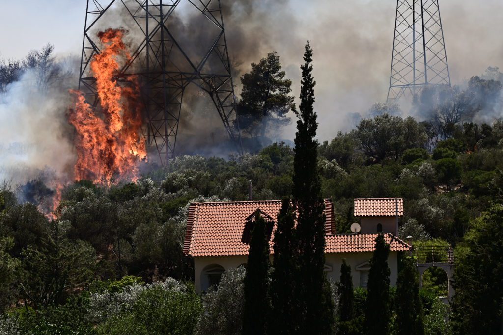 Φωτιά στον Κουβαρά: Eκκενώνονται Λαγονήσι, Σαρωνίδα, Ανάβυσσος |  workenter.gr