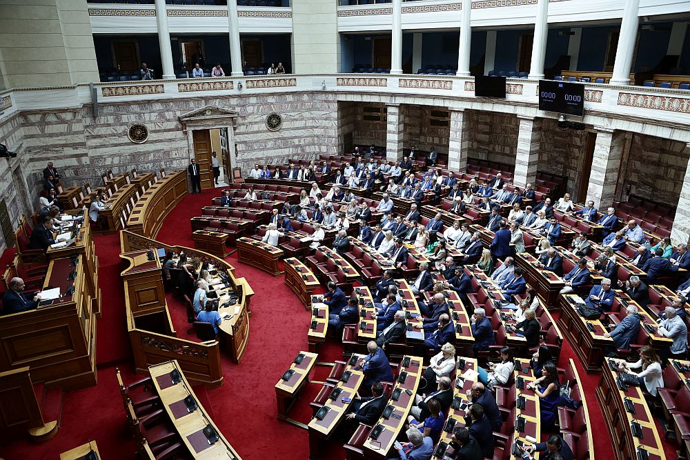 Βουλή: Η ΝΔ αλλάζει την ψήφο των αποδήμων παρέα με ΠΑΣΟΚ, Πλεύση και Ακροδεξιά