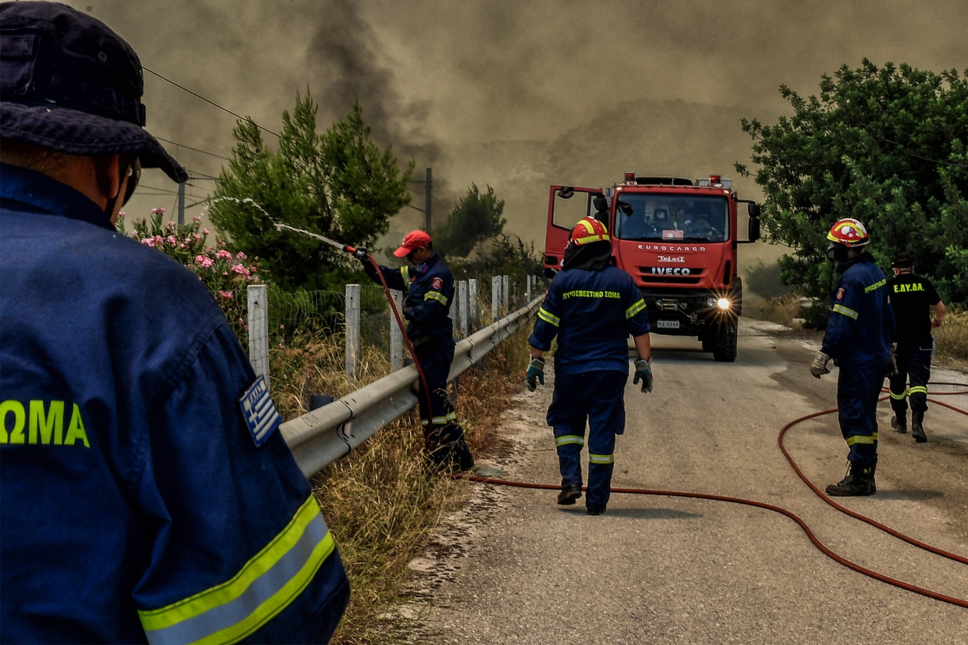 Σε πύρινο κλοιό η χώρα - Μάχη με τις φλόγες σε Λουτράκι, Μάνδρα και Ρόδο (videos)
