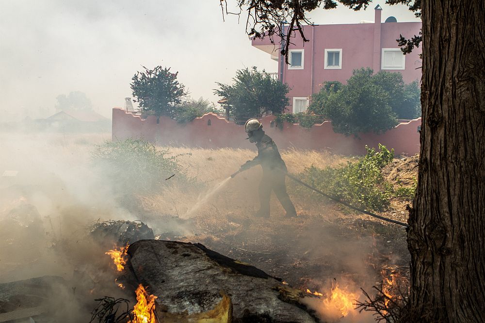Κόλαση φωτιάς για 8η μέρα στη Ρόδο – Καίγονται Κάρυστος και Κέρκυρα (vid)