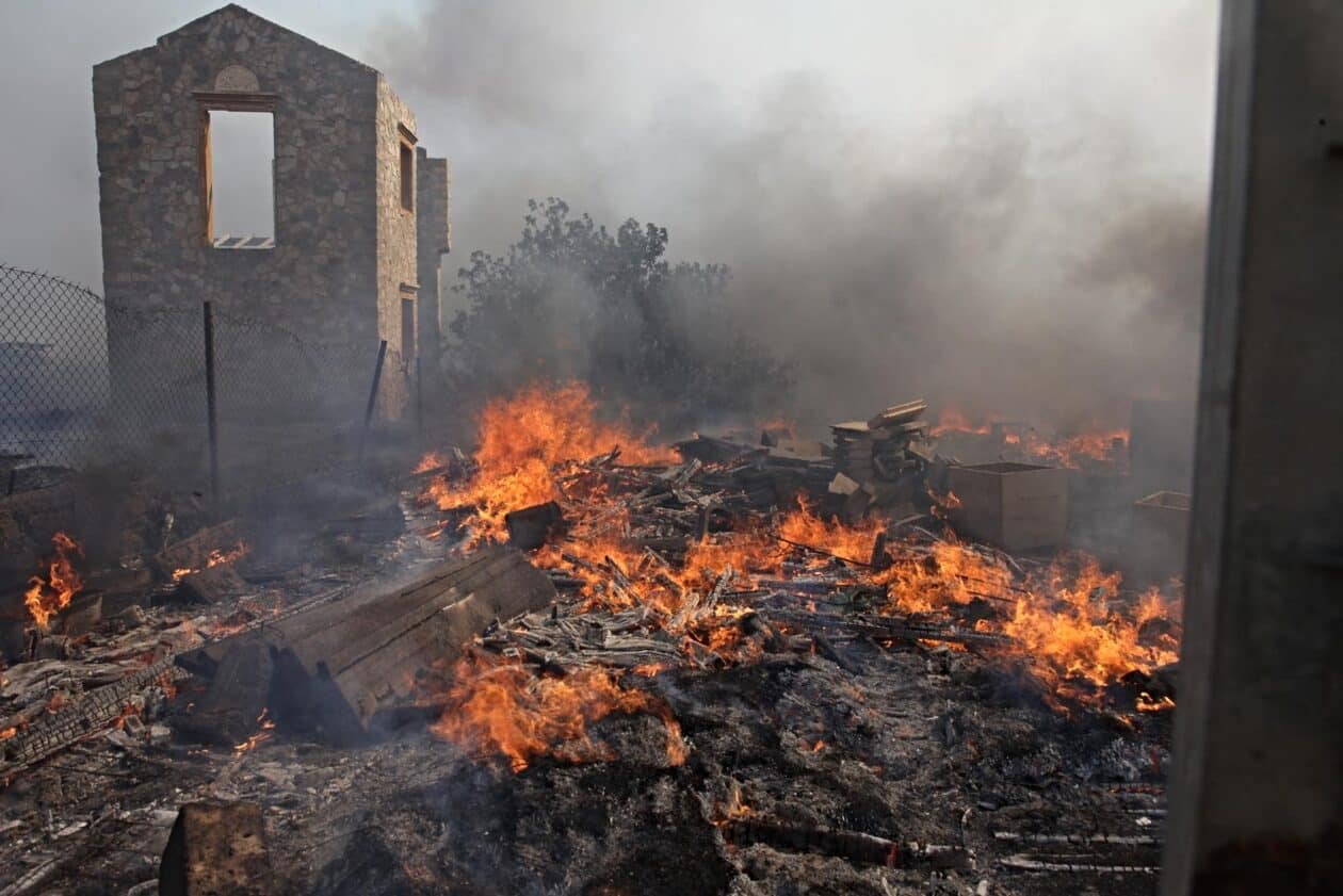 Σε πύρινο κλοιό η χώρα: Εκτός ελέγχου η φωτιά στα Δερβενοχώρια – Η εικόνα σε Λουτράκι και Ανατολική Αττική