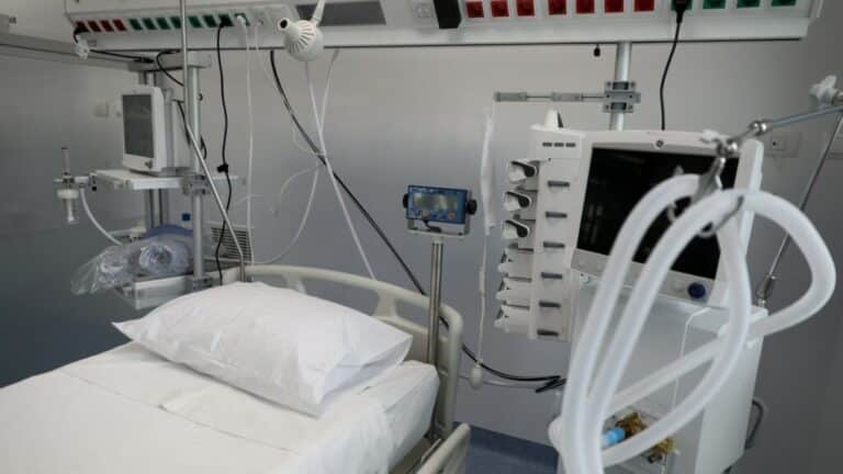 Έφυγε η 17χρονη που υπέστη αλλεργικό σοκ στο Ηράκλειο Κρήτης. Στη φωτογραφία κρεβάτι και μηχανήματα σε Μονάδα Εντατικής Θεραπείας