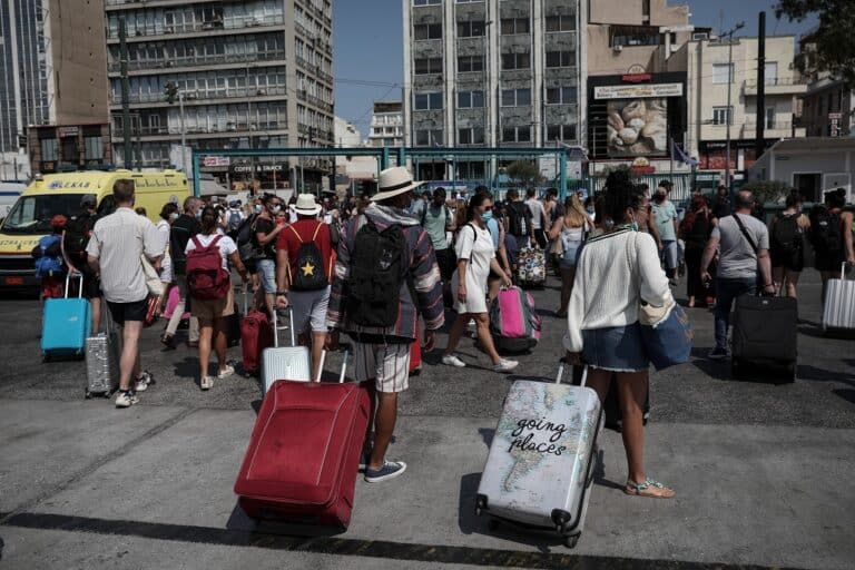 Διακοπές μόνο για 1 στους 2 φέτος λόγω ακρίβειας