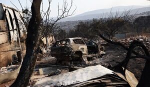 Εικόνες μετά τις καταστροφικές πυρκαγιές στην περιοχή της Μάνδρας