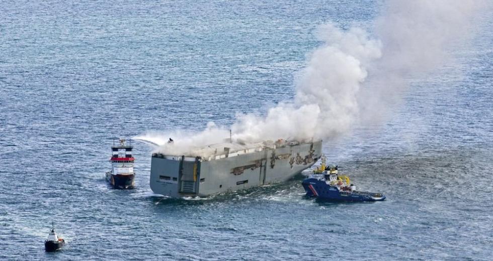Ολλανδία: Πυρκαγιά σε φορτηγό πλοίο με 3.000 αυτοκίνητα – Ένας νεκρός