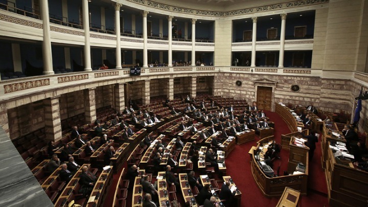 Στη Βουλή η τροπολογία για το «ξεπάγωμα» των τριετιών – Τι προβλέπεται