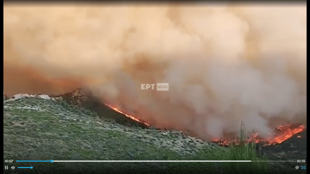Φωτιά στα Δερβενοχώρια: Μήνυμα του 112 στους κατοίκους – «Κλείστε πόρτες και παράθυρα»