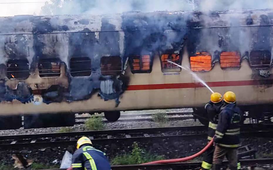 Ινδία: Εννέα νεκροί από πυρκαγιά σε σταθμευμένο βαγόνι τρένου (videos)