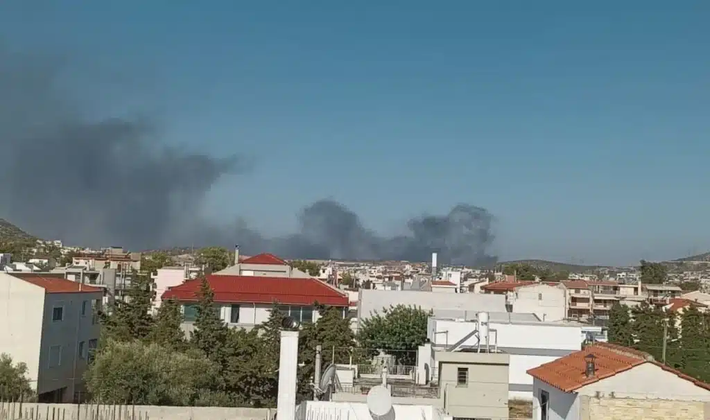 Φωτιά στον Ασπρόπυργο: Εκκενώνεται η Λάκκα Κατσαρή και το πάρκινγκ του Θριάσιου