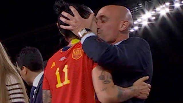 Η ισπανική ομοσπονδία ποδοσφαίρου απειλεί τις διεθνείς παίκτριες με μηνύσεις για το μη συναινετικό φιλί του Ρουμπιάλες στην Ερμόσο