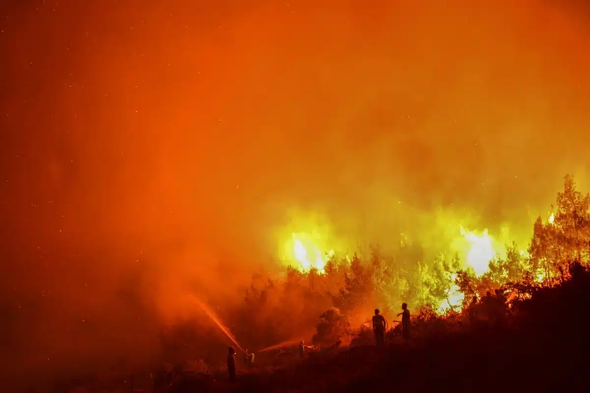 Κύπρος: Εκτός ελέγχου μεγάλη φωτιά στη Λεμεσό, εκκενώθηκαν χωριά