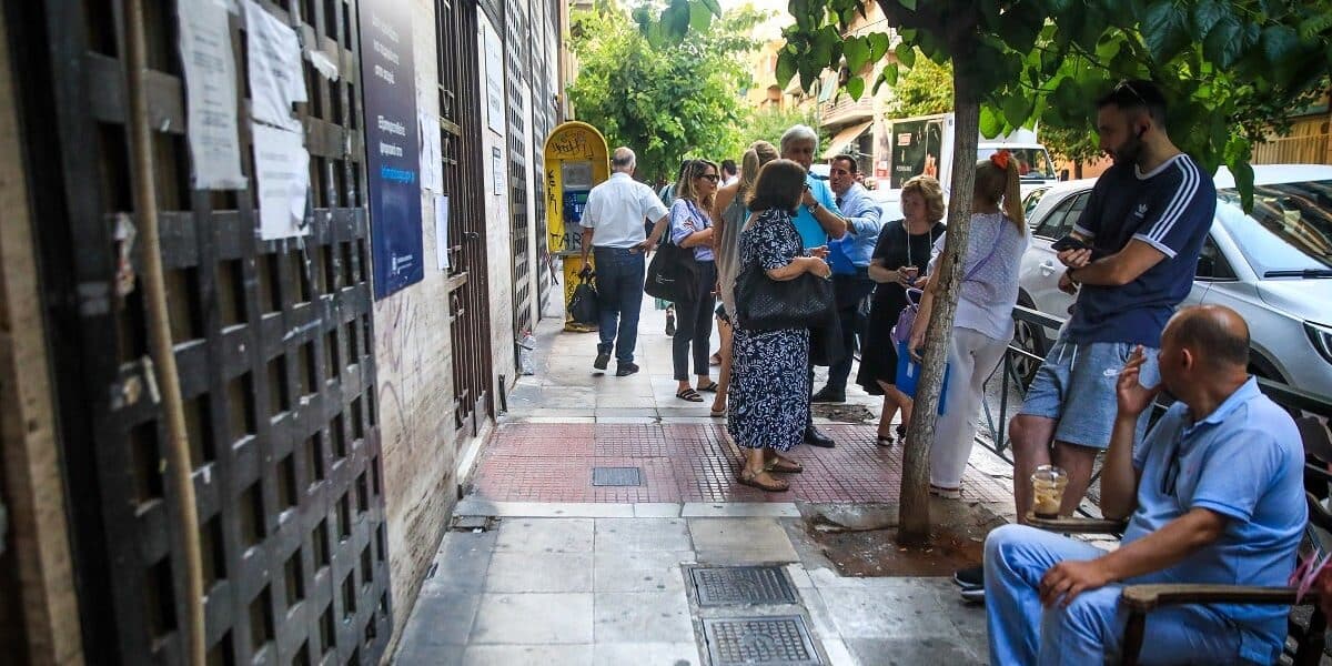 Συνεχίζονται οι ουρές της ντροπής στο Κτηματολόγιο Αθηνών – Τι εξετάζει η κυβέρνηση