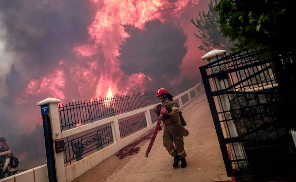 Φωτιά στην Πάρνηθα: Κοντά στα σπίτια οι φλόγες – Εκκενώθηκαν τρία γηροκομεία