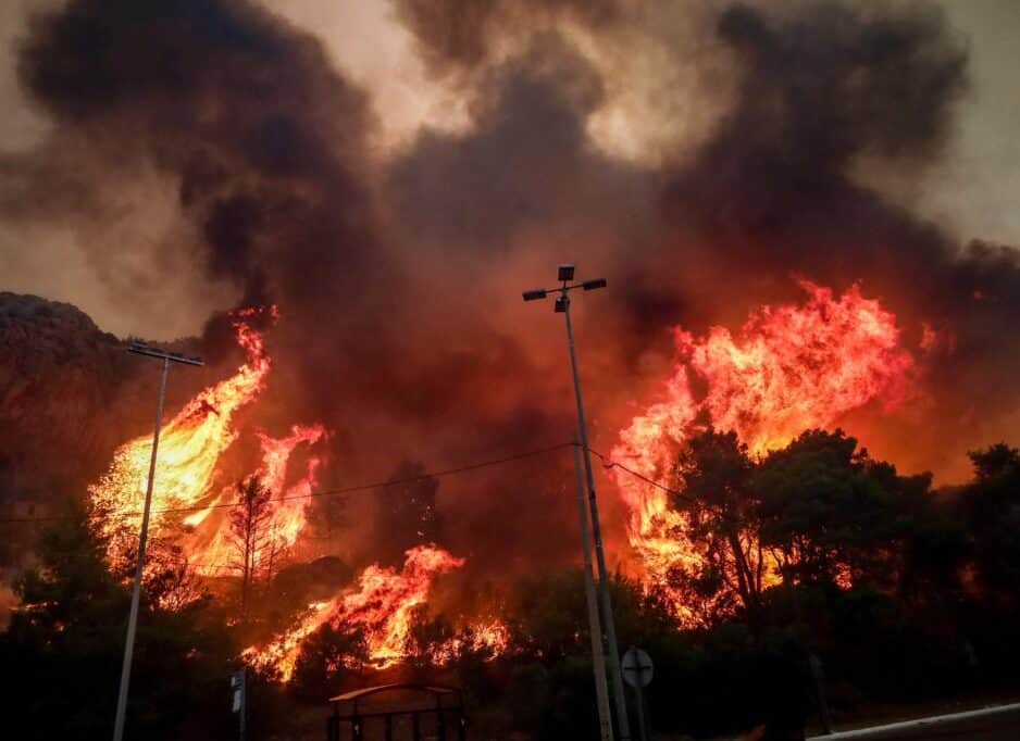 Πύρινος εφιάλτης στην Πάρνηθα – Καίγεται για 5η ημέρα η Αλεξανδρούπολη (Videos)