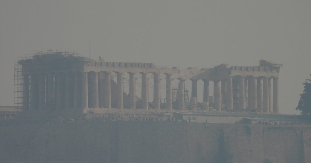 Φωτιά στην Πάρνηθα: Αποπνικτική ατμόσφαιρα στην Αττική – Πυκνοί καπνοί «έκρυψαν» τον Παρθενώνα