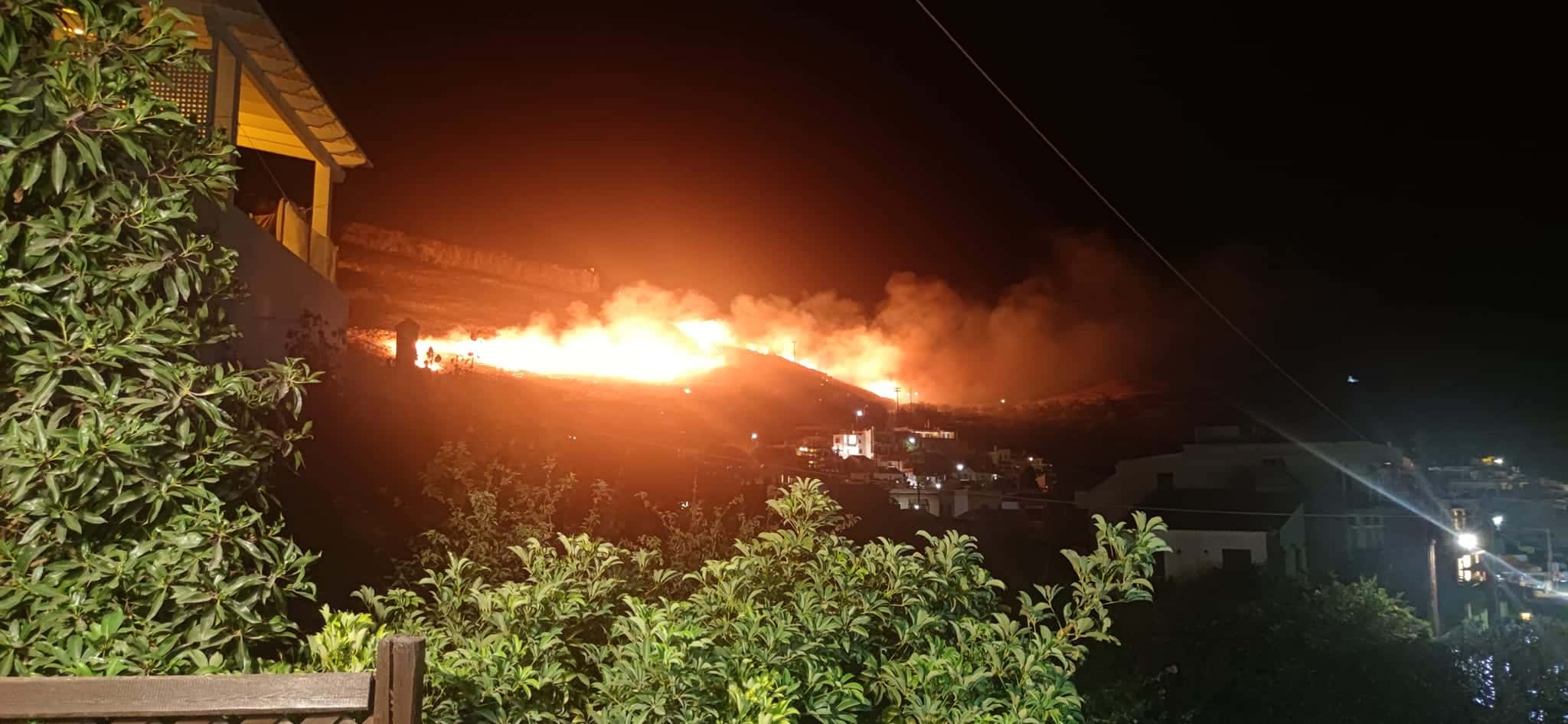Φωτιά τώρα κοντά σε σπίτια στη Τζια (photos)