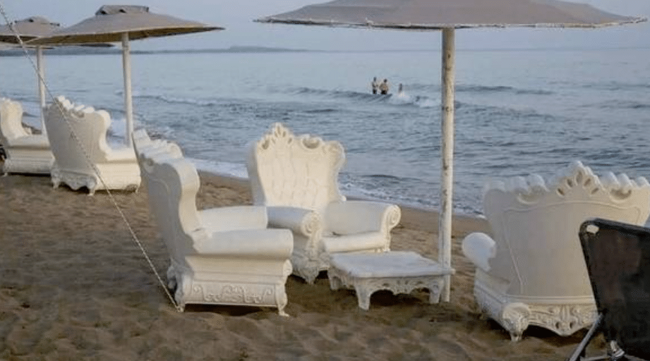 Το τερμάτισε επιχειρηματίας στην Ηλεία: Έβαλε μπαρόκ πολυθρόνες στην παραλία
