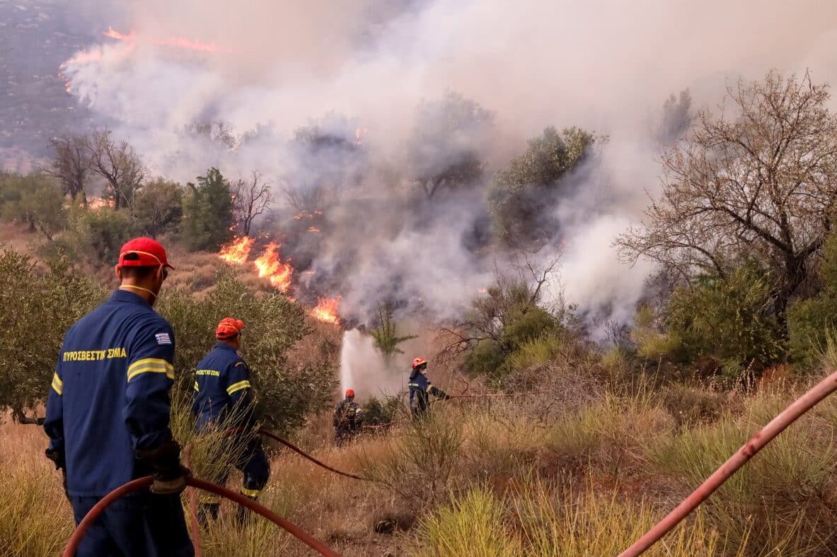 Φωτιές: «Μάχη» με τις αναζωπυρώσεις σε Έβρο, Πάρνηθα, Φθιώτιδα και Βοιωτία