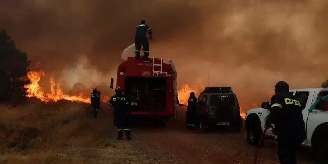 Φωτιές: Δύσκολη η κατάσταση στην Άνδρο – Αναζωπυρώσεις σε Πάρνηθα και Βοιωτία