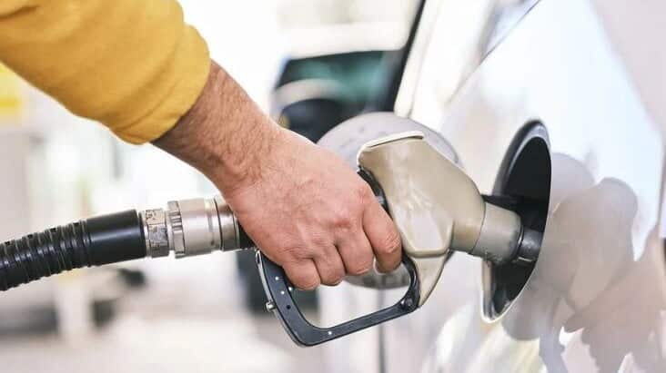 Μια ανάσα από τα 2 ευρώ η τιμή της βενζίνης – Γιατί είναι πάλι στα ύψη