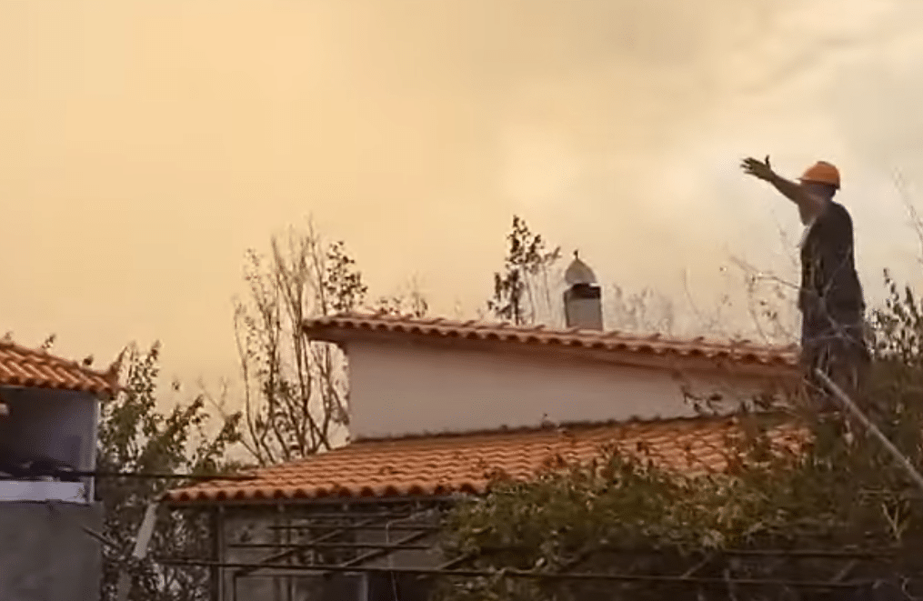 Φονικές πυρκαγιές: Εκτός ελέγχου η φωτιά στους πρόποδες της Πάρνηθας (pics)