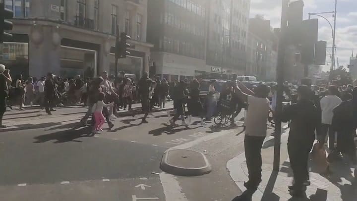 Χάος στο Λονδίνο: Κάλεσμα για λεηλασία καταστήματος μέσω TikTok (videos)