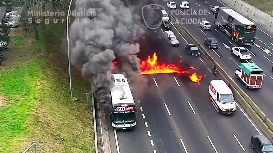 Στιγμές τρόμου στην Αργεντινή – Λεωφορείο έπιασε φωτιά εν κινήσει (video)