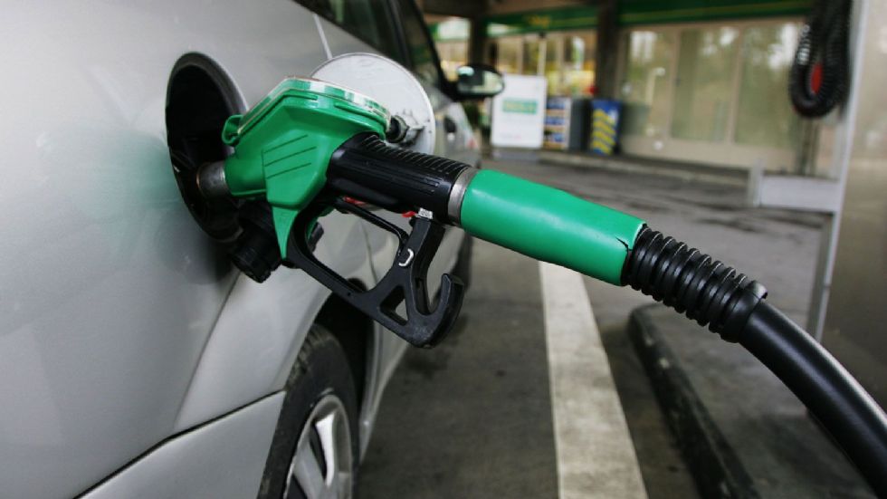 Σοκ: Την 8η ακριβότερη βενζίνη στον κόσμο πληρώνουν οι Έλληνες με μισθό μόλις 837 ευρώ