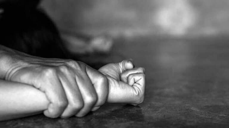 Βιασμός στη Θεσσαλονίκη: Ανδρικό και γυναικείο χέρι απεικονίζουν προσπάθεια βιασμού