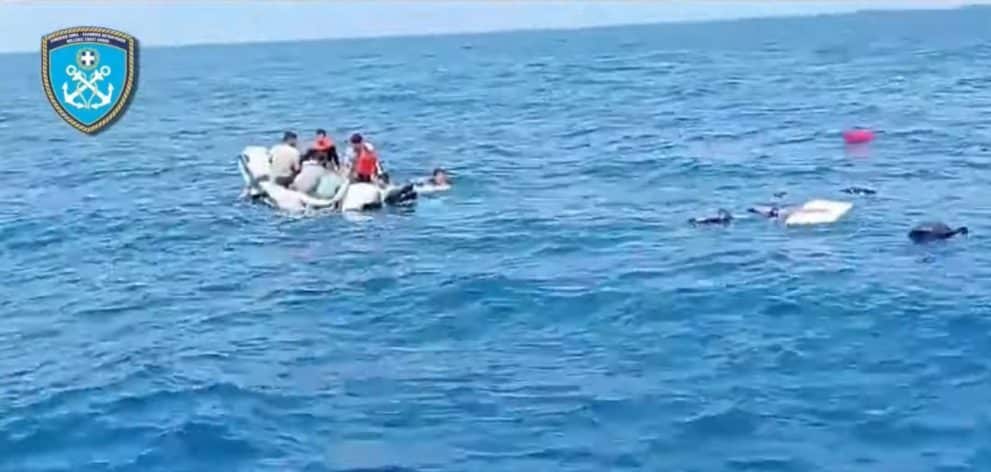 Λέσβος: Διάσωση 11 προσφύγων που επέβαιναν σε ημιβυθισμένη βάρκα (video)