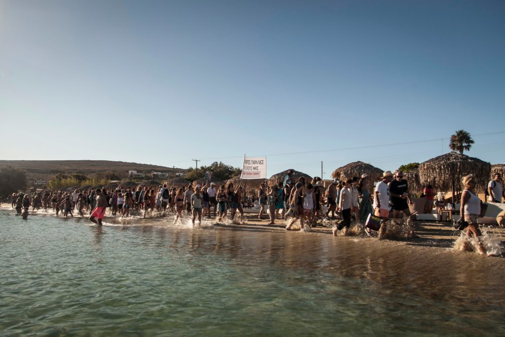 Πάρος: Σωματοφύλακες στις παραλίες και ξαπλώστρες στα 120 ευρώ καταγγέλλει το «Κίνημα της Πετσέτας»
