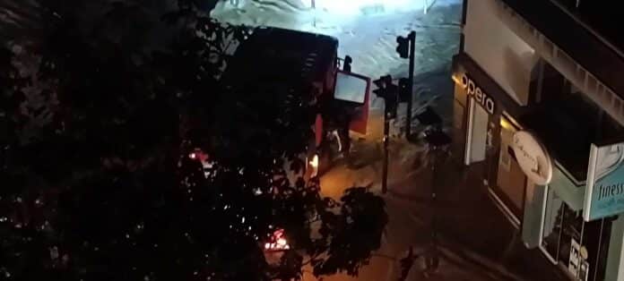 Πλημμυρισμένοι δρόμοι στο Βόλο. Το νερό έχει σκεπάσει τα πάντα.