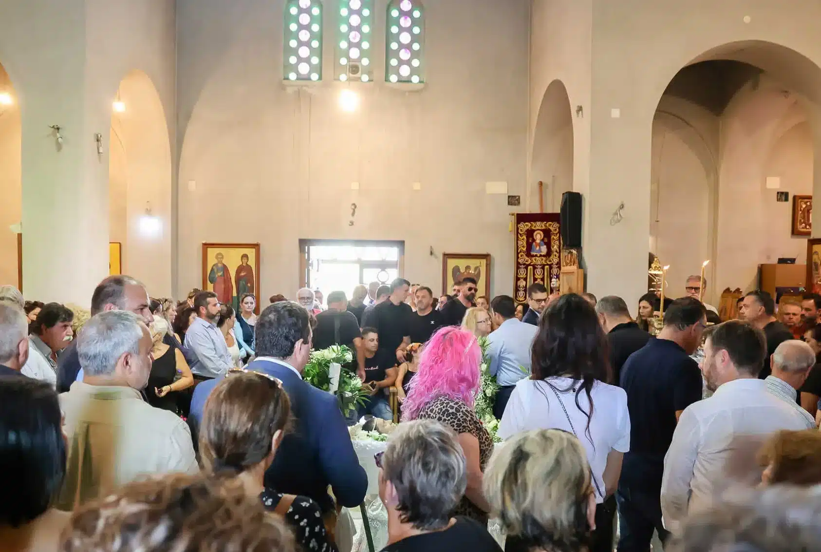 Σε κλίμα οδύνης η κηδεία του Αντώνη Καρυώτη: Η Κρήτη αποχαιρετά τον 36χρονο 