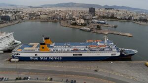 Το πλοίο Blue Horizon στο λιμάνι του Πειραιά