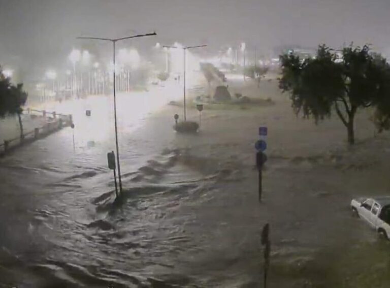 Πλημμυρισμένοι δρόμοι στο Βόλο. Το νερό έχει σκεπάσει τα πάντα.