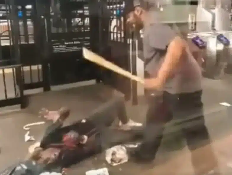 Σοκ στη Νέα Υόρκη: Άνδρας χτυπά με μπαστούνι γυναίκα πάνω από 50 φορές