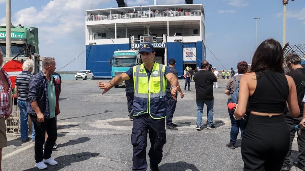 Λιμενικός απομακρύνει τον κόσμο από το πλοίο Blue Horizon στο οποίο σκοτώθηκε ο 36χρονος Αντώνης