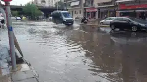 Πλημμυρισμένος δρόμος στοκέντρο της Αθήνας από την κακοκαιρία Daniel