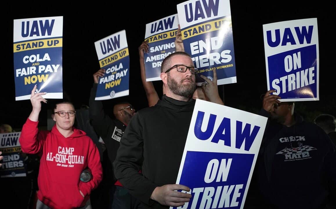 Απεργία σε τρεις κολοσσούς της αμερικανικής αυτοκινητοβιομηχανίας – Τι ζητούν οι εργαζόμενοι