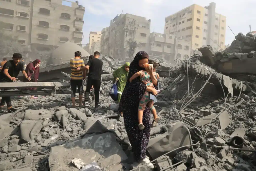 Πόλεμος στη Λωρίδα της Γάζας. Καταστροφή κτηρίων. Μητέρα κρατάει το παιδί της.