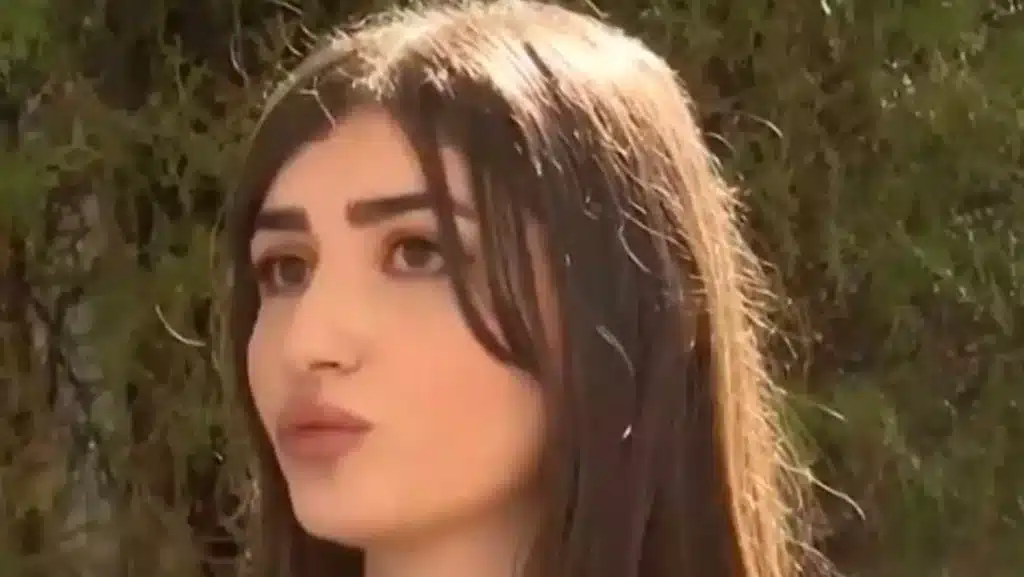 “Ακόμα παλεύω να περπατήσω” – Συγκινεί η ιστορία της 26χρονης που επέζησε από τα Τέμπη (vid)