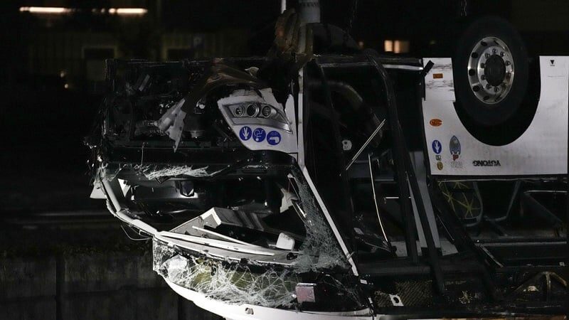 Βενετία: Πολύνεκρο δυστύχημα μετά την πτώση λεωφορείου από γέφυρα (vids, pics)