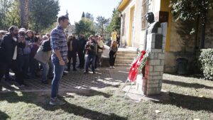 Πρόεδρος ΣΥΡΙΖΑ Στέφανος Κασσελάκης μπροστά από το μνημείο ΕΑΤ - ΕΣΑ κατέθεσε στεφάνι για την 50η επέτειο του Πολυτεχνείου