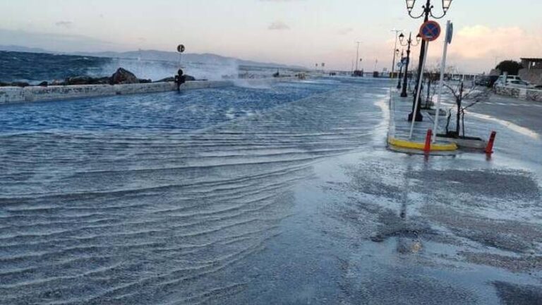 Προβλήματα στο λιμάνι της Τήνου λόγω κακοκαιρίας, με τα κύματα να "καταπίνουν" την περιοχή