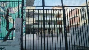 Φωτογραφία εξωτερικής όψης με κλειστές πόρτες στο Γυμνάσιο Αλικαρνασσού