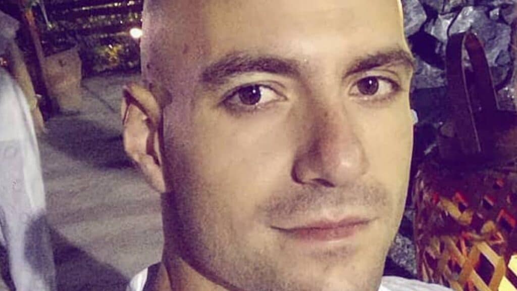 Στη φωτογραφία, ο 31χρονος αστυνομικός Γιώργος Λυγγερίδης, που έχασε τη ζωή του από ναυτική φωτοβολίδα σε επεισόδια στο Ρέντη