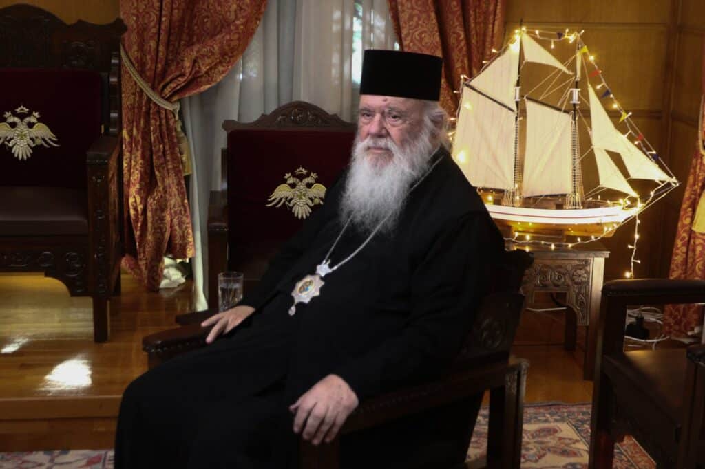 Ιερώνυμος για ομόφυλα ζευγάρια: Η τεκνοθεσία με ενοχλεί, όχι η συμβίωση (vid)